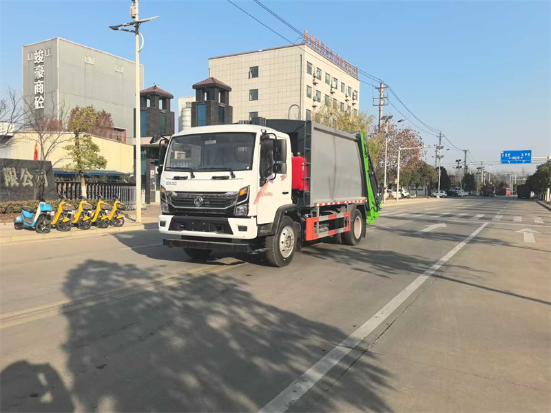 容積可達(dá)12.5方的東風(fēng)大多利卡壓縮垃圾車送往西安