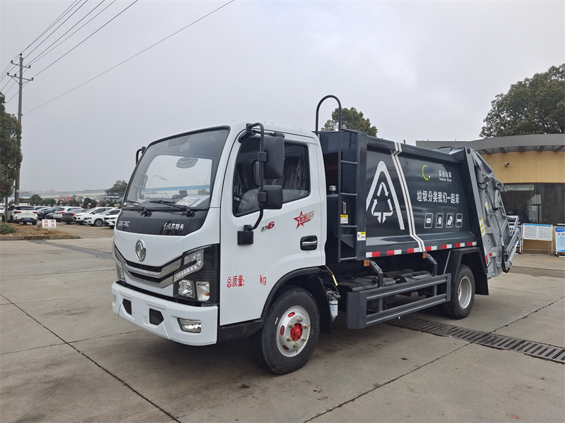 東風(fēng)D6小多利卡6方壓縮垃圾車送往四川廣安，外置油缸